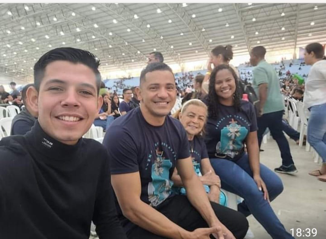 Integrantes da caravana reunidos nas arquibancadas durante a programação do PHN