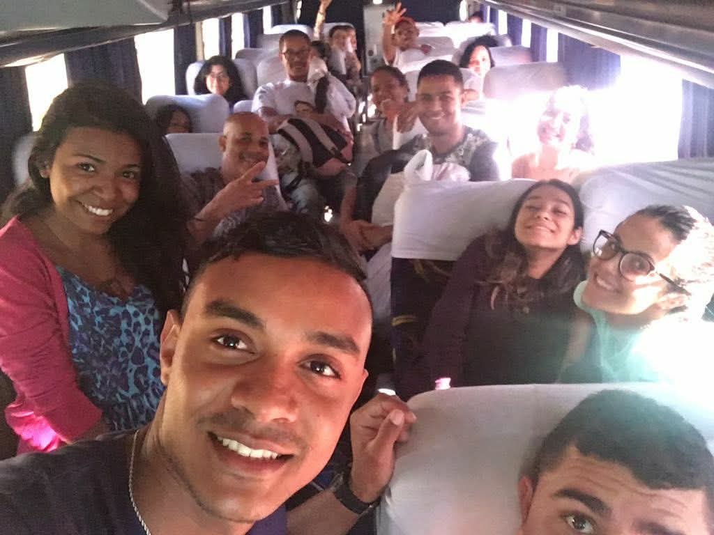 Clima de descontração dentro do ônibus durante o percurso da caravana