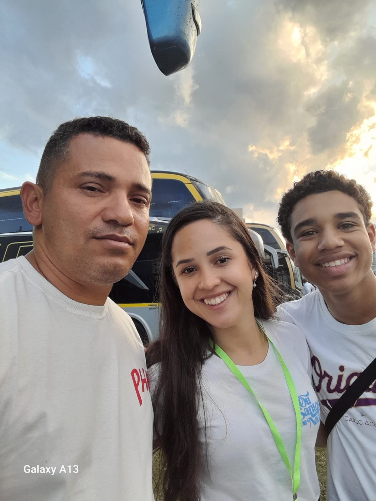 Selfie ao entardecer, em frente aos ônibus da caravana