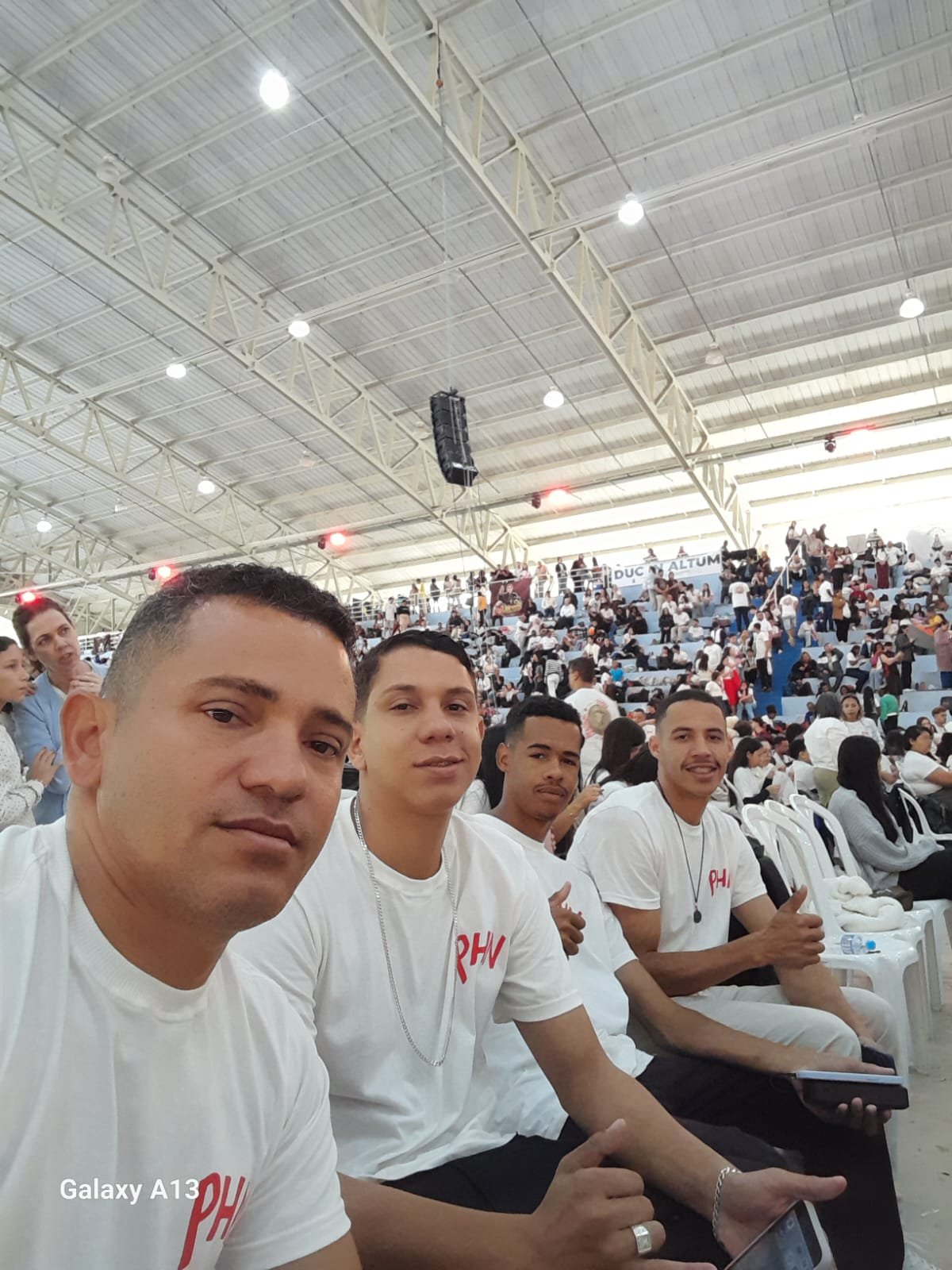 Grupo acompanha a programação do PHN em meio à arquibancada lotada