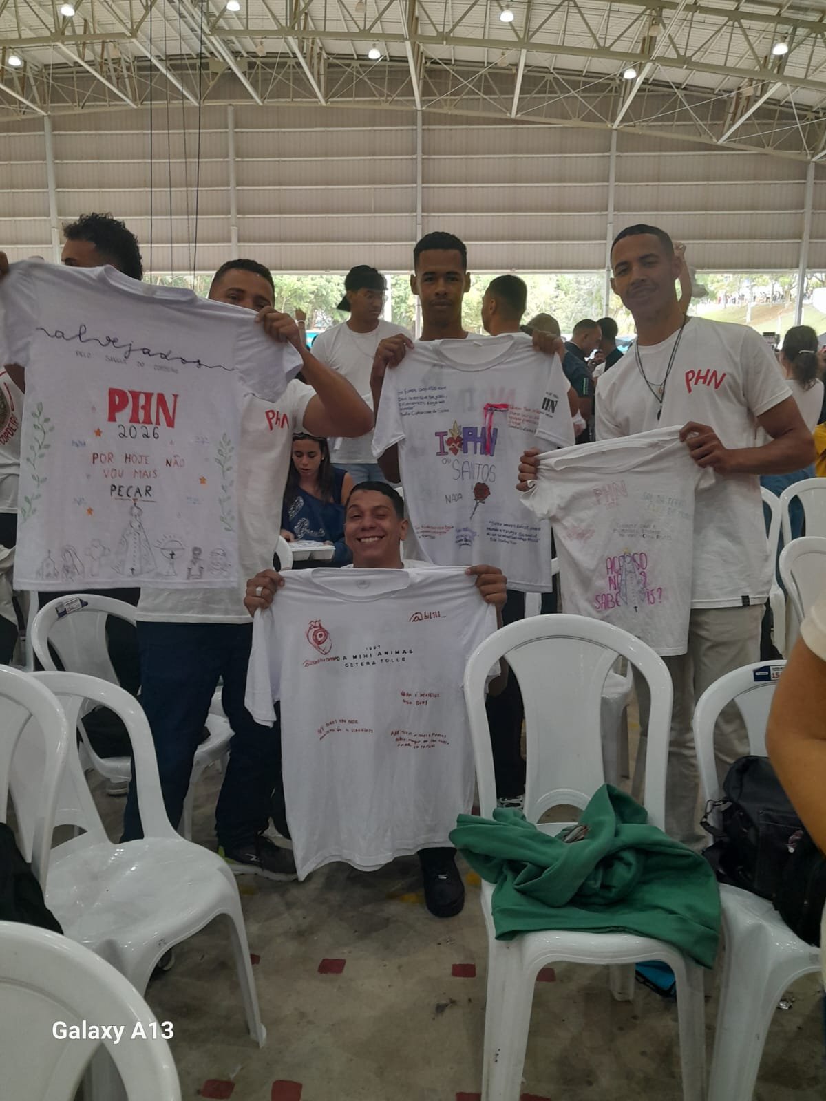 Peregrinos exibem camisetas personalizadas, escritas à mão, ao final do PHN