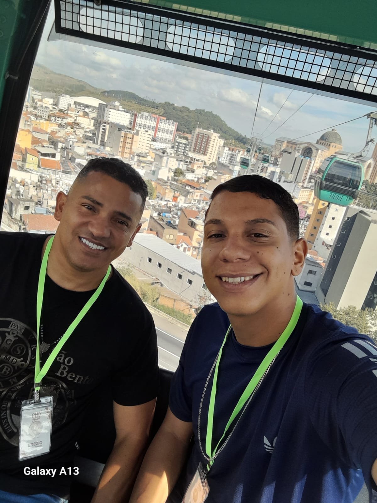Vista panorâmica da cidade a bordo do teleférico, um dos passeios da caravana